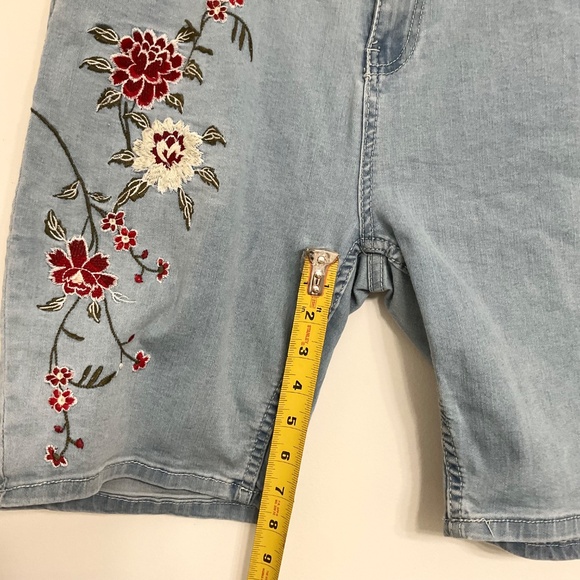 Sandpiper Women's Embroidered Stretch Denim Bermuda Shorts Size 14P - Picture 6 of 9